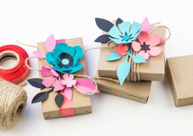 Kraft kağıt bir kutu içinde tatil için hediye. Anneler günü ve Sevgililer günü. Düğün dekorasyonu için malzeme.