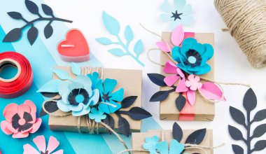 Kraft kağıt bir kutu içinde tatil için hediye. Anneler günü ve Sevgililer günü. Düğün dekorasyonu için malzeme.