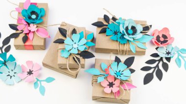 Kraft kağıt bir kutu içinde tatil için hediye. Anneler günü ve Sevgililer günü. Düğün dekorasyonu için malzeme.