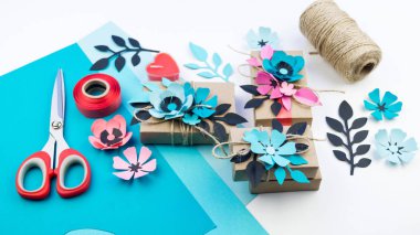 Kraft kağıt bir kutu içinde tatil için hediye. Anneler günü ve Sevgililer günü. Düğün dekorasyonu için malzeme.