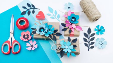 Kraft kağıt bir kutu içinde tatil için hediye. Anneler günü ve Sevgililer günü. Düğün dekorasyonu için malzeme.