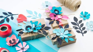 Kraft kağıt bir kutu içinde tatil için hediye. Anneler günü ve Sevgililer günü. Düğün dekorasyonu için malzeme.