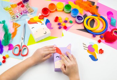Çocuk el craftwork tek boynuzlu at yapışır. Kağıt kutusu sıradışı hediyesi. Ana sınıfı el yapımı. En sevdiği hobi. Ana ve okulu.