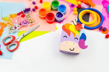 Bir kutu içinde bir hediye bir gökkuşağı tek boynuzlu at şeklinde ile. Çocuk kağıt el sanatları okulu anaokulu. Bir sürpriz partisi.