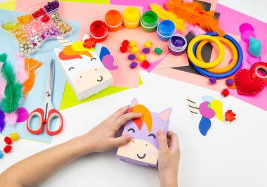 Çocuk el craftwork tek boynuzlu at yapışır. Kağıt kutusu sıradışı hediyesi. Ana sınıfı el yapımı. En sevdiği hobi. Ana ve okulu.