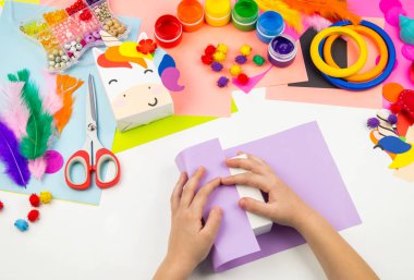 Çocuk el craftwork tek boynuzlu at yapışır. Kağıt kutusu sıradışı hediyesi. Ana sınıfı el yapımı. En sevdiği hobi. Ana ve okulu.