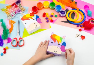 Çocuk el craftwork tek boynuzlu at yapışır. Kağıt kutusu sıradışı hediyesi. Ana sınıfı el yapımı. En sevdiği hobi. Ana ve okulu.