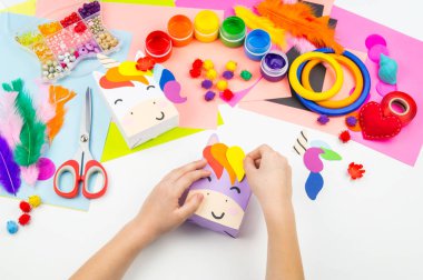 Çocuk el craftwork tek boynuzlu at yapışır. Kağıt kutusu sıradışı hediyesi. Ana sınıfı el yapımı. En sevdiği hobi. Ana ve okulu.
