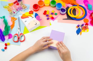 Çocuk el craftwork tek boynuzlu at yapışır. Kağıt kutusu sıradışı hediyesi. Ana sınıfı el yapımı. En sevdiği hobi. Ana ve okulu.