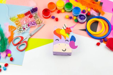 Bir kutu içinde bir hediye bir gökkuşağı tek boynuzlu at şeklinde ile. Çocuk kağıt el sanatları okulu anaokulu. Bir sürpriz partisi.