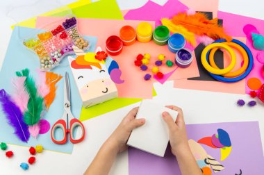 Çocuk el craftwork tek boynuzlu at yapışır. Kağıt kutusu sıradışı hediyesi. Ana sınıfı el yapımı. En sevdiği hobi. Ana ve okulu.