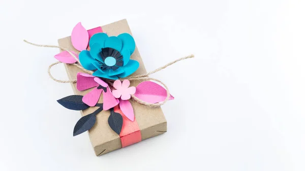 一个礼品盒在工艺纸 复制空间 母亲节和情人节 婚礼装饰材料 — 图库照片