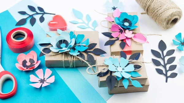 Geschenkverpackung Einer Schachtel Bastelpapier Für Den Urlaub Muttertag Und Valentinstag — Stockfoto