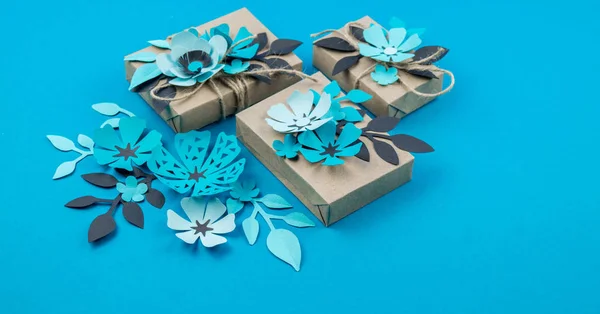 Подарункова Коробка Загорнута Ремісничий Паперовий Синій Фон Квітка Сакури Паперу — стокове фото