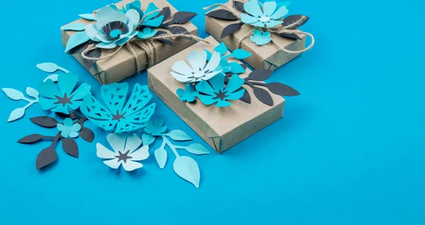 Presentförpackning Insvept Craft Papper Blå Bakgrund Sakura Blomma Från Papper — Stockfoto