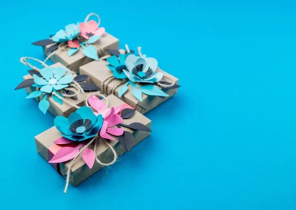 Ajándék Dobozban Csomagolva Kézműves Papír Kék Háttér Másolja Hely Sakura — Stock Fotó