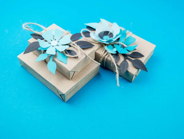 Подарункова Коробка Загорнута Ремісничий Паперовий Синій Фон Квітка Сакури Паперу — стокове фото