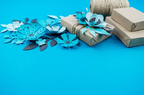 Presentförpackning Insvept Craft Papper Blå Bakgrund Kopiera Utrymme Sakura Blomma — Stockfoto