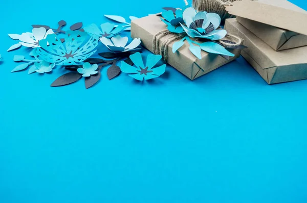 Presentförpackning Insvept Craft Papper Blå Bakgrund Kopiera Utrymme Sakura Blomma — Stockfoto