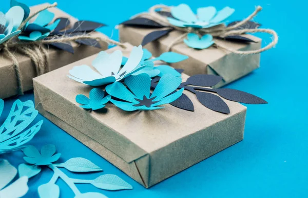 Caixa Presente Embrulhada Papel Artesanal Fundo Azul Sakura Flor Feita — Fotografia de Stock