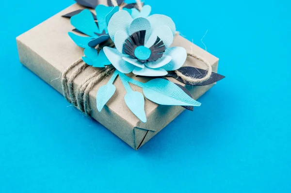 Ajándék Dobozban Csomagolva Kézműves Papír Kék Háttér Sakura Virág Készült — Stock Fotó