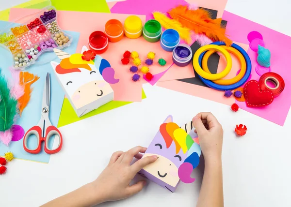 Kind Klebt Handgearbeitetes Einhorn Ungewöhnliches Geschenk Aus Pappschachtel Meisterklasse Handgemacht — Stockfoto