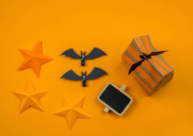 Cadılar Bayramı koleksiyonu ile turuncu arka plana havai görünümü nesneleri. Kara kedi, örümcek, yarasa, cadı, korkulan parti dekor. İşlemeli.