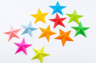 Gökkuşağı renkli kağıttan yapılmış bir yıldız. Festival dekor yıldızlı gökyüzü. Beyaz arka plan. En sevdiği hobi. Yaratıcılık çocuklu.