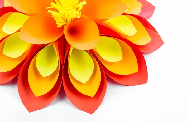 Duży Kwiat Wykonany Papieru Pomarańczowo Czerwone Kolory Żółty Dekoracje Przyjęcie — Zdjęcie stockowe