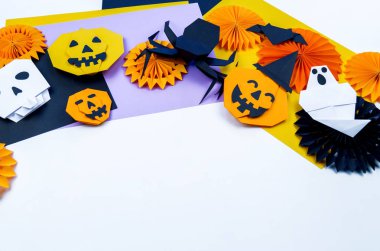 Origami Cadılar Bayramı. Yarasa, hayalet, kabak, vampir kağıt. Spase kopyalayın. Yaratıcılık çocuk anaokulu