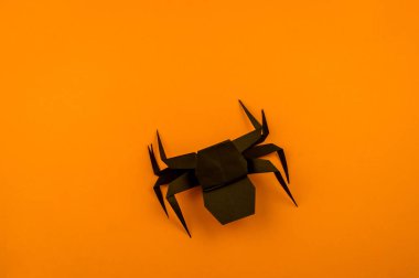 Cadılar Bayramı koleksiyonu ile turuncu arka plana origami havai görünümü nesneleri. Korkulan parti dekor. İşlemeli.