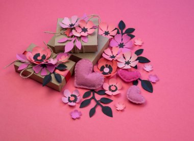 Vintage hediye kutuları Eko incelemesinde pembe bir arka plan üzerinde. Hediye gül çiçek sakura ve yaprakları ile süslenmiş. Yumuşak keçe kalp. Sevgililer günü veya diğer tatil kavramı, üstten görünüm, düz yatıyordu, havai görünümü