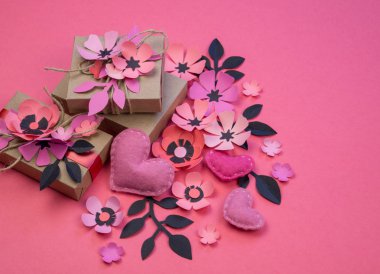 Vintage hediye kutuları Eko incelemesinde pembe bir arka plan üzerinde. Hediye gül çiçek sakura ve yaprakları ile süslenmiş. Yumuşak keçe kalp. Sevgililer günü veya diğer tatil kavramı, üstten görünüm, düz yatıyordu, havai görünümü