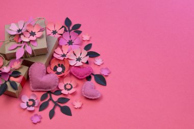 Vintage hediye kutuları Eko incelemesinde pembe bir arka plan üzerinde. Hediye gül çiçek sakura ve yaprakları ile süslenmiş. Yumuşak keçe kalp. Sevgililer günü veya diğer tatil kavramı, üstten görünüm, düz yatıyordu, havai görünümü