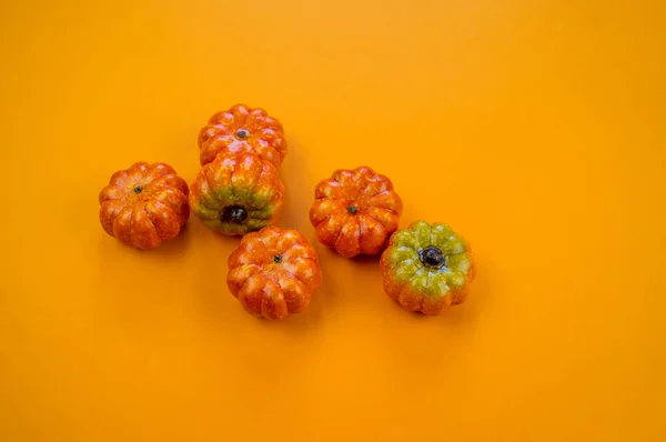 Пластиковая Тыква Лежит Оранжевом Фоне Праздник Урожая Осенний Хэллоуин — стоковое фото