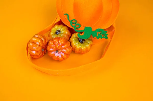 Пластиковые Тыквы Многие Выпадают Мешка Оранжевом Фоне Праздник Урожая Осенний — стоковое фото