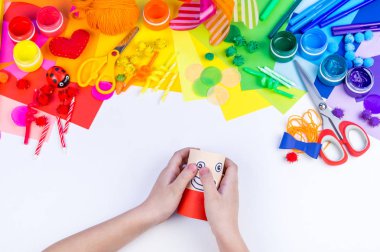 Çocuk el kağıt el sanatları yapma. Karnaval ve partiler için dekor. Malzeme ve hobi renk gökkuşağı için araç.