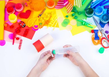 Çocuk el kağıt el sanatları yapma. Karnaval ve partiler için dekor. Malzeme ve hobi renk gökkuşağı için araç.