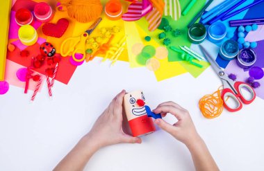 Çocuk el kağıt el sanatları yapma. Karnaval ve partiler için dekor. Malzeme ve hobi renk gökkuşağı için araç.