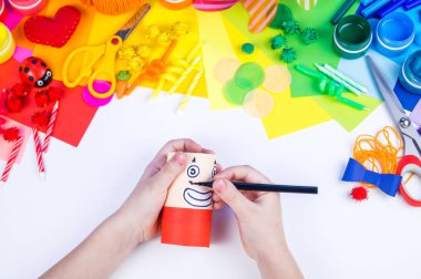 Çocuk el kağıt el sanatları yapma. Karnaval ve partiler için dekor. Malzeme ve hobi renk gökkuşağı için araç.