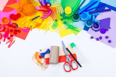 Karnaval ve partiler için dekor. Kağıt işi. Malzeme ve hobi renk gökkuşağı için araç.