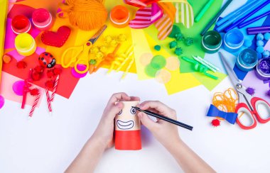 Çocuk el kağıt el sanatları yapma. Karnaval ve partiler için dekor. Malzeme ve hobi renk gökkuşağı için araç.