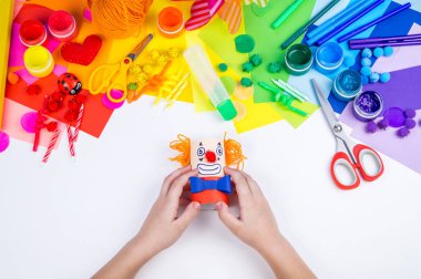 Çocuk el kağıt el sanatları yapma. Karnaval ve partiler için dekor. Malzeme ve hobi renk gökkuşağı için araç.