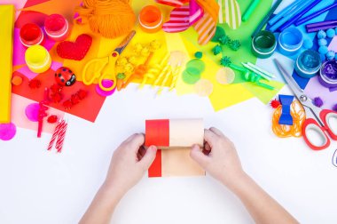 Çocuk el kağıt el sanatları yapma. Karnaval ve partiler için dekor. Malzeme ve hobi renk gökkuşağı için araç.