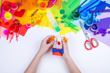 Çocuk el kağıt el sanatları yapma. Karnaval ve partiler için dekor. Malzeme ve hobi renk gökkuşağı için araç.