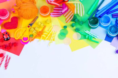 Karnaval ve partiler için dekor. Kağıt işi. Malzeme ve hobi renk gökkuşağı için araç.