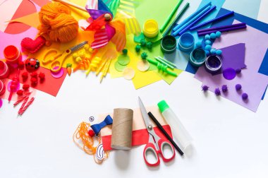 Karnaval ve partiler için dekor. Kağıt işi. Malzeme ve hobi renk gökkuşağı için araç.