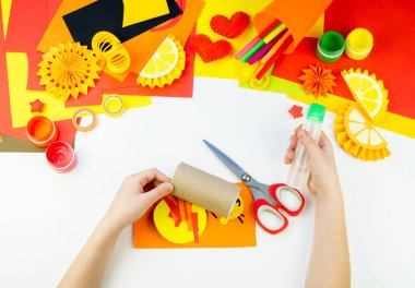 Çocuk kağıt zanaat aslan atölye yapıyor. Sıcak Afrika'dan bir hayvan. Çocuk eli. Yaratıcılık için malzeme. Beyaz arka plan.