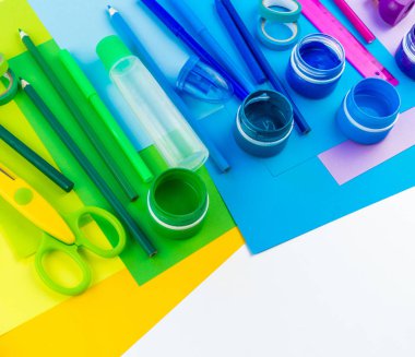 Okul aksesuarları bir gökkuşağı şeklinde yerleştirilir. Beyaz arka plan. Geri okul öğrenci için çok mutluyum. Sanat ve el sanatları çocuklar için. Gökkuşağı renkleri, alfabe harfler ve sayılar öğrenme çocuk.