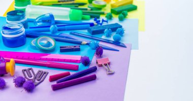 Okul aksesuarları bir gökkuşağı şeklinde yerleştirilir. Beyaz arka plan. Geri okul öğrenci için çok mutluyum. Sanat ve el sanatları çocuklar için. Gökkuşağı renkleri, alfabe harfler ve sayılar öğrenme çocuk.